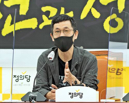 지난 7월8일 서울 여의도 국회에서 진행된 정의당의 릴레이 초청 강연 '직설 청취, 2022 대선과 정의당'의 강연자로 나선 진중권 전 동양대 교수가 발언하고 있다.정의당 홈페이지 사진