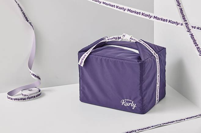 마켓컬리가 컬리 퍼플박스로 100일간 종이박스 106만㎡를 절감했다.