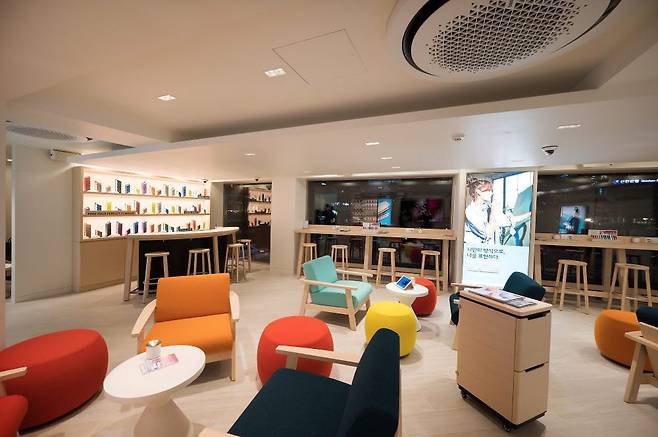 아이코스 스토어 광화문점 2층 베이핑존