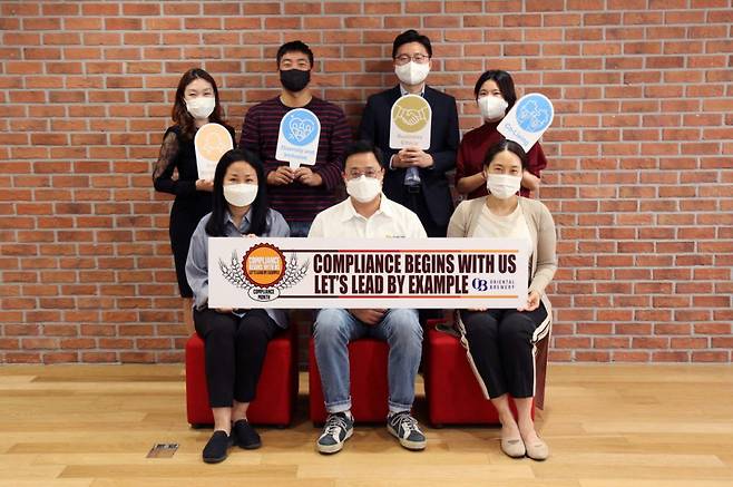 오비맥주 법무·정책홍보 부문 구자범 부사장(앞줄 왼쪽 두번째)이 20일 오후 삼성동 본사에서 오비맥주 임직원과 협력사 임직원을 대상으로 책임 있는 마케팅 및 커뮤니케이션 규정 교육을 실시하고 기념촬영했다.