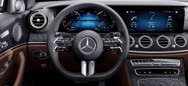 메르세데스-벤츠 E 350 4MATIC AMG 라인에 새롭게 들어간 AMG 전용 차세대 지능형 운전대 L5C.