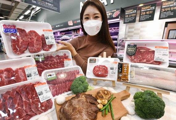 모델이 21일 서울 등촌동 홈플러스 강서점에서 ‘BBQ&스테이크 대전’ 행사 상품을 선보이고 있다. 홈플러스 제공.