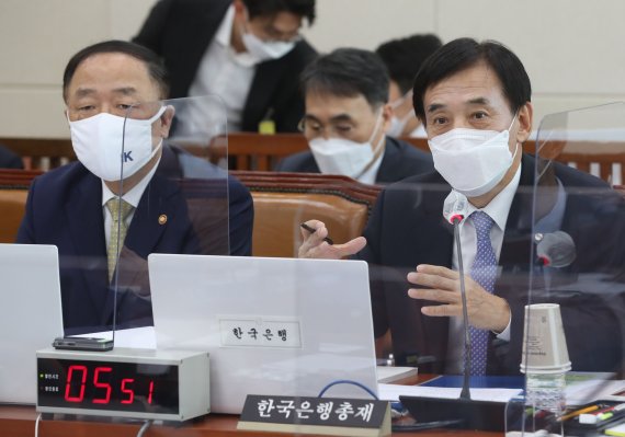 홍남기 부총리 겸 기획재정부 장관(왼쪽)과 이주열 한국은행 총재. © News1 구윤성 기자