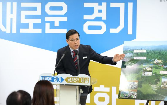 지난 2019년 3월 6일 당시 유동규 경기관광공사 사장이 경기도청 구관 2층 브리핑룸에서 '임진각~판문점 간 평화 모노레일 설치 추진 계획'에 대해 브리핑을 하고 있다. /사진=경기도, 뉴시스