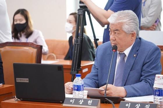 국회 문화체육관광위원회 이상헌 의원(사진)이 21일 국정감사에서 게임 이용자의 목소리 경청의 필요성을 강조하며 ‘마비노기’ 이용자 이재원씨의 의견서를 배포했다.