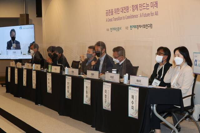 21일 제12회 아시아미래포럼 둘째날 행사로 열린 ‘정의로운 생태전환과 사회정책의 과제: 왜 녹색복지국가인가’ 에서 안병옥 호서대학교 융합공학과 교수(오른쪽 넷째)가 발언하고 있다. 김태형 기자