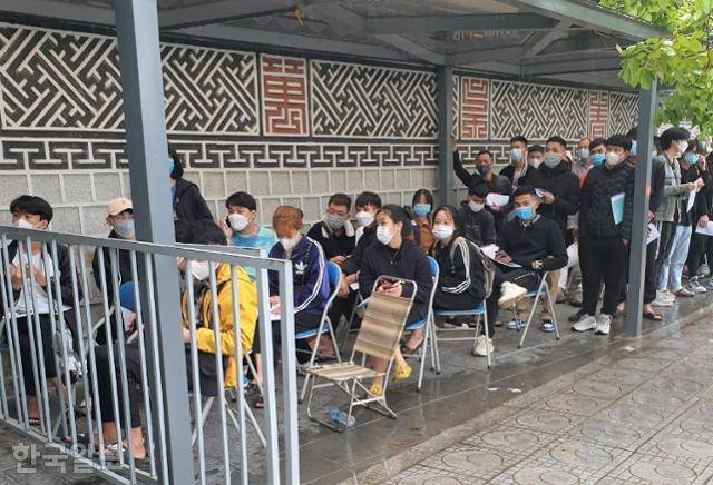 지난 18일 오전 베트남 현지 여성 및 청년들이 한국행 비자 발급 절차를 진행하기 위해 수도 하노이에 위치한 주베트남 한국 대사관 영사관 앞에서 대기하고 있다. 하노이=정재호 특파원