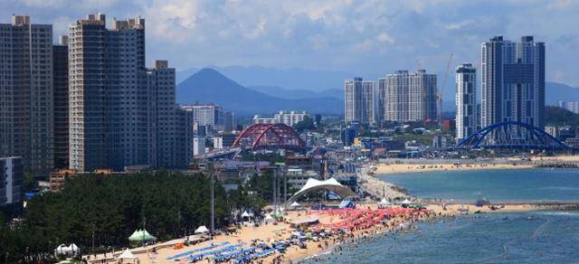 바다를 바라볼 수 있는 '오션뷰' 단지를 중심으로 강원 속초지역 아파트 가격이 급등하고 있다. 해수욕장 인근에 자리한 고층아파트의 모습. 연합뉴스