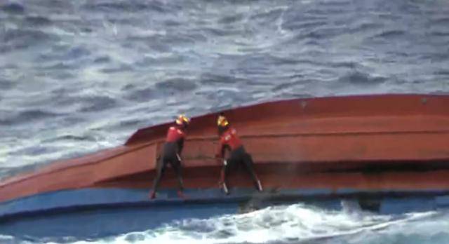 해경이 21일 오전 전복된 일진호 선체에서 수색 작업을 벌이고 있다. 동해해양경찰청 제공