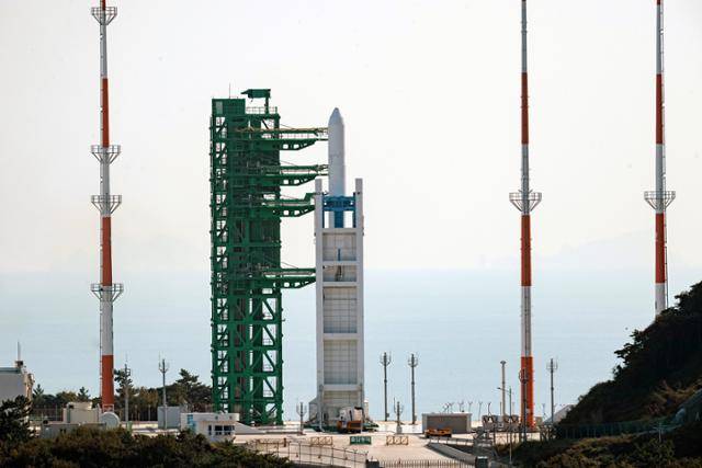 21일 전남 고흥군 나로우주센터 제2발사대에 거치된 한국형 발사체 누리호(KSLV-ll)에 연료와 산화제가 주입되고 있다. 뉴스1