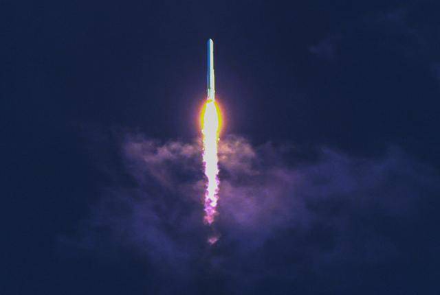순수 국내 기술로 설계·제작된 한국형 발사체 누리호(KSLV-II)가 21일 오후 전남 고흥군 나로우주센터에서 발사돼 창공의 구름을 통과하고 있다. 고흥=연합뉴스