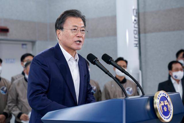 문재인 대통령이 21일 오후 전남 고흥군 나로우주센터에서 한국형 발사체 누리호(KSLV-II) 발사 참관을 마치고 대국민 메시지를 발표하고 있다. 고흥= 뉴스1
