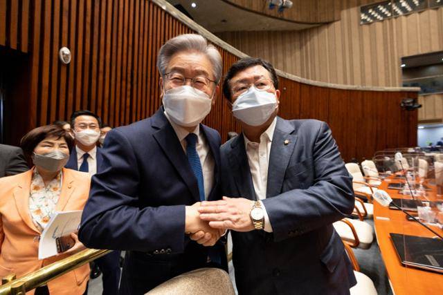 이재명 더불어민주당 대선후보가 15일 서울 국회에서 열린 더불어민주당 의원총회에서 이낙연 캠프 공동선대위원장이었던 설훈 의원을 만나 악수하고 있다. 뉴시스