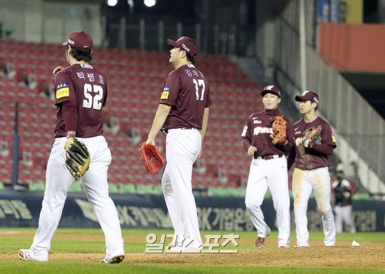 프로야구 KBO리그 키움 히어로즈와 LG 트인스의 경기가 21일 오후 잠실야구장에서 열렸다. 5-5 무승부로 끝났다. 키움 선수들이 그라운드를 내려오고있다  잠실=정시종 기자 jung.sichong@joongang.co.kr /2021.10.21.