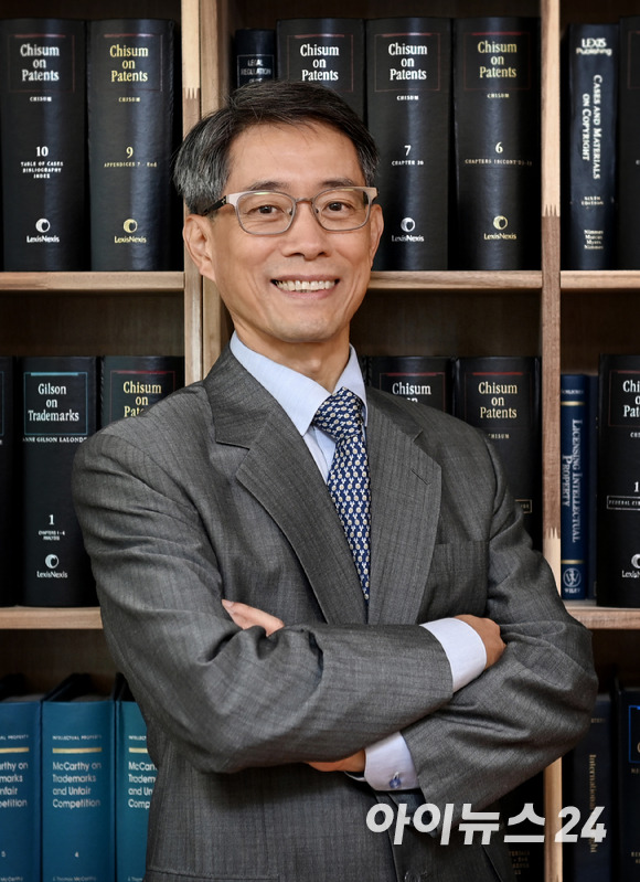 국가지식재산위원회 공동위원장(서울대학교 법학전문대학원 교수)장은 "AI와 함께 공존해야 할 21세기에는 새로운 시각으로 새로운 법질서를 마련할 필요가 있다"고 강조했다. [사진=정소희 기자]