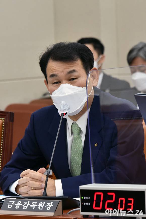 21일 서울 여의도 국회에서 열린 정무위원회 국정감사에 참석한 정은보 금융감독원장이 의원질의에 답하고 있다. [사진=김성진 기자]