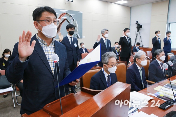 성재호 방송기자연합회장(왼쪽)을 비롯한 증인들이 21일 오후 서울 여의도 국회에서 열린 과학기술정보방송통신위원회의 방송통신위원회 소관 감사대상기관 종합감사에 출석해 선서를 하고 있다. [사진=김성진 기자]