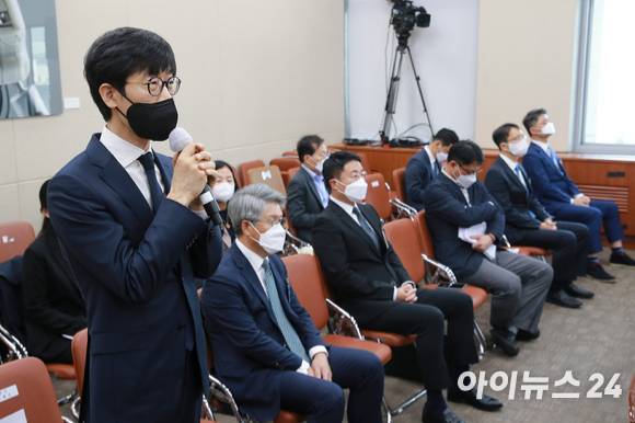 이해진 네이버 글로벌투자책임자(GIO)가 21일 서울 여의도 국회에서 열린 과학기술정보방송통신위원회의 방송통신위원회 등에 대한 국정감사에서 증인으로 출석해 질의에 답변하고 있다. [사진=김성진 기자]