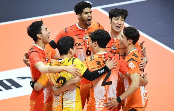 21일 안산 상록수체육관에서 OK금융그룹과 우리카드의 '도드람 2021-22 V리그' 남자부 1라운드 경기가 열린 가운데 OK금융그룹 선수들이 득점에 성공한 뒤 기뻐하고 있다. [사진=한국배구연맹(KOVO)]