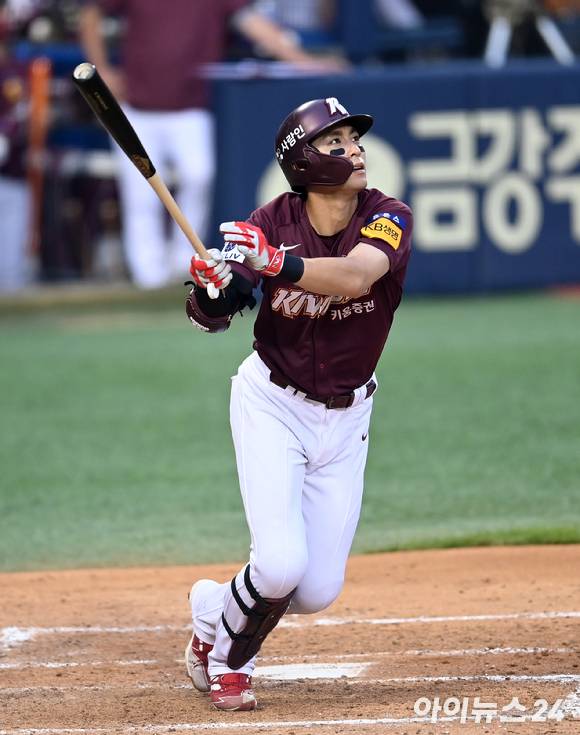 키움 히어로즈 이정후는 21일 열린 LG 트윈스와 원정 경기에서 3안타 2타점으로 활약했다. [사진=김성진 기자]