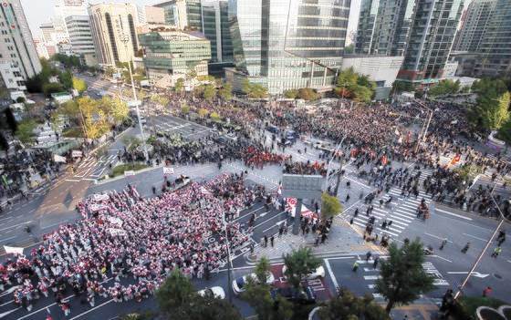 전국민주노동조합총연맹이 전국 14개 지역에서 대규모 총파업 집회를 개최한 20일 서울 서대문역 사거리 앞이 기습적으로 도로를 점거하고 집회를 한 조합원들에 의해 혼잡하다. 김상선 기자