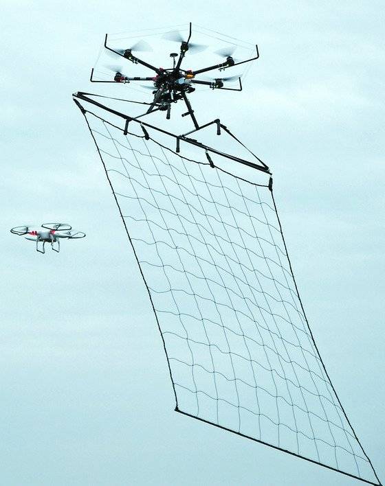 그물을 활용해 불법드론을 잡는 안티드론 기술. [중앙포토]
