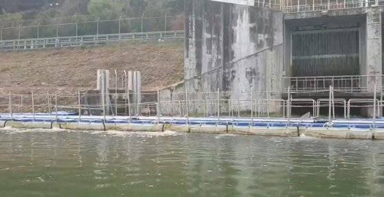 경안천과 인접한 팔담댐과 붙어 있는 경기 광주시 소재 팔당호 취수구. 전익진 기자