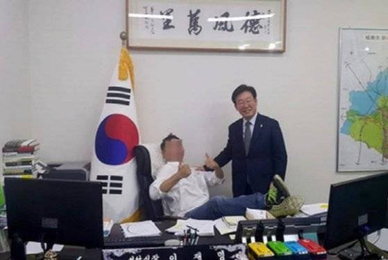 성남시장 시절 집무실 사진. [사진 온라인 커뮤니티]