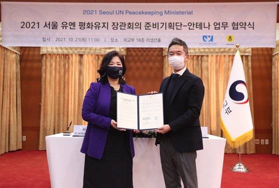유엔 평화유지 장관회의 준비기획단이 21일 서울 종로구 외교부 청사에서 안테나뮤직과 업무협약식을 개최한 모습. 사진 외교부