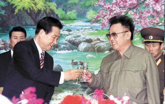 2000년 평양에서 열린 남북정상회담 당시 김대중 대통령과 김정일 북한 북한국방위원장이 인사를 나누는 모습. 김 전 대통령은 평화와 인권, 민주주의라는 가치를 앞세워 대북햇볕정책을 실천했다. [중앙포토]