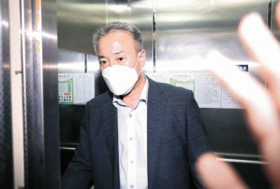 이성문 화천대유자산관리 대표가 지난달 27일 오전 경기도 성남시 분당구 판교동 사무실에서 엘리베이터를 타고 이동하고 있다. 연합뉴스