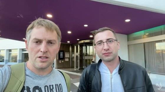 수감자 학대 동영상을 고발한 세르게이 세이브리예프(오른쪽)가 러시아에서 도주해 파리 샤를드골 공항에 도착해 굴라구.넷의 설립자인 인권운동가 블라디미르 아세치킨과 유튜브 방송을 하고 있다. 유튜브 캡처