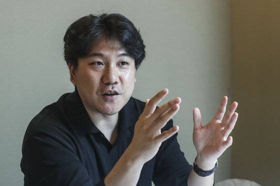 전재영 옴니어스 대표가 12일 서울 강남구 옴니어스 사무실에서 중앙일보와 인터뷰하고 있다. 김성룡 기자