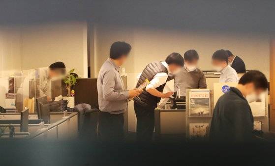 서울중앙지검 대장동 특혜 의혹 전담 수사팀(팀장 김태훈 4차장검사)이 21일 오후 경기도 성남시청 시장실과 비서실을 수사에 착수한지 22일 만에 압수수색했다. 사진은 검찰 관계자들이 비서실을 압수수색하는 모습. 연합뉴스