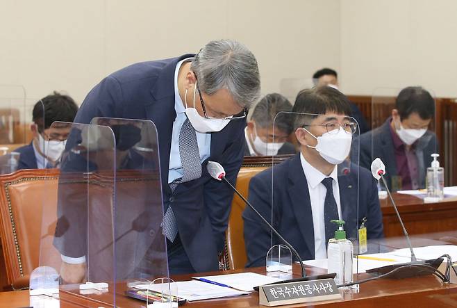 박재현 한국수자원공사 사장이 21일 서울 여의도 국회 환경노동위원회 국정감사장에서 내부 직원의 부산 에코델타시티사업 횡령 사건과 관련해 고개숙여 사과하고 있다. 뉴스1