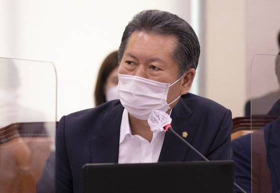 정청래 의원이 12일 국회 문화체육관광위원회의 대한체육회, 국민체육진흥공단, 태권도진흥재단, 대한장애인체육회에 대한 국정감사에서 이기흥 대한체육회장에게 심석희 선수 관련 질의를 하고 있다. 임현동 기자