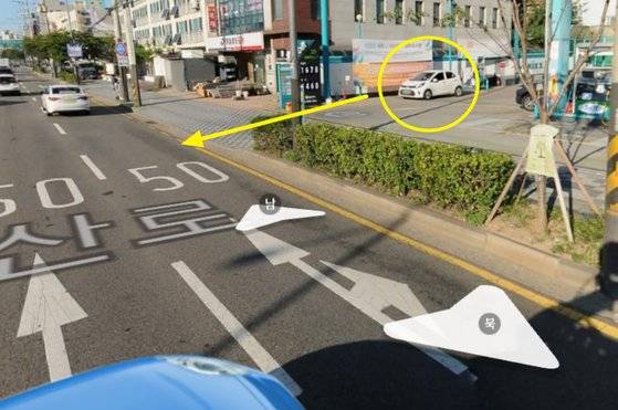 주유소에서 대로로 나오던 차량(노란원)은 좌측과 우측 중 어느쪽 방향지시등을 점멸해야 할까. [다음로드뷰]