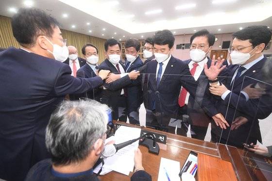 20일 경기도 수원시 경기도청에서 열린 국회 국토교통위원회의 경기도에 대한 국정감사에서 국민의힘 의원들이 감사를 종료하려는 조응천 감사반장에게 항의하고 있다. 연합뉴스