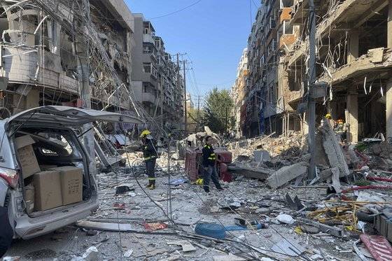 중국 북동부 도시 선양의 한 식당에서 대형 폭발사고가 발생해 4명이 사망하고 47명이 부상당했다. 부서진 인근 상점가 건물 사이에서 경찰과 소방관이 조사하고 있다. 연합뉴스