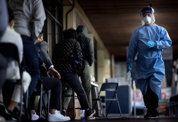 21일 서울 송파구 보건소 선별진료소에서 시민들이 검사를 받기 위해 대기하고 있다. /사진=연합뉴스