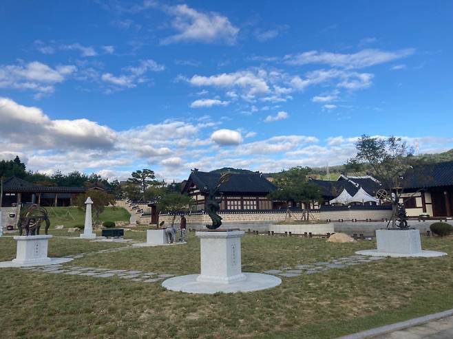 충북 청주시가 청원구 내수읍 초정리 초정행궁에 배치한 조선시대 대표 천문과학기기 모습. 청주시 제공.