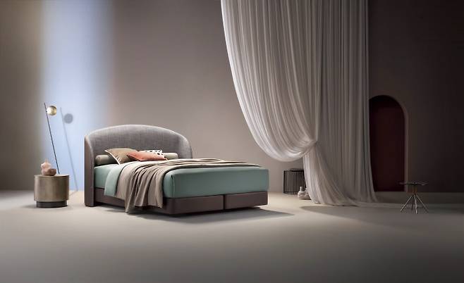 자나(ZANA)는 날개형 헤드보드가 매트리스를 포근하게 감싸며 부드러운 곡선 디자인으로 편안하고 안락한 수면환경을 제공한다.