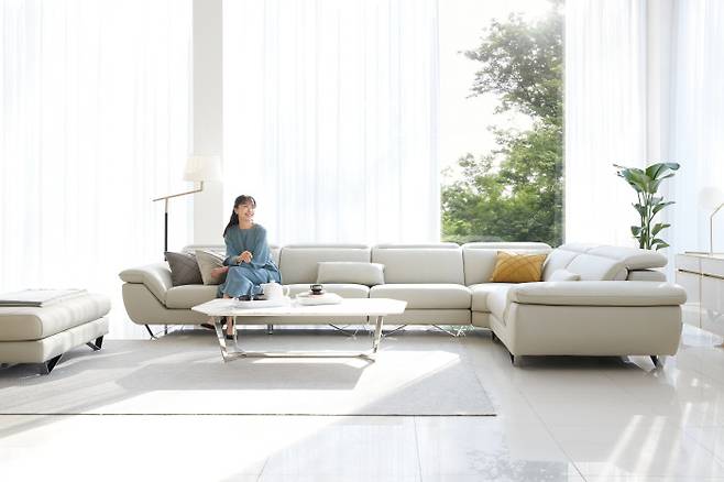 루치아노 소파는 최근 tvN 월화드라마 <하이클래스>에 협찬되면서 드라마의 인기와 함께 제품을 찾는 고객이 많다.