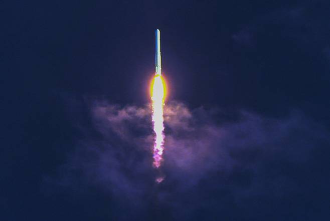 순수 국내 기술로 설계·제작된 한국형 발사체 누리호(KSLV-II)가 21일 오후 전남 고흥군 봉래면 나로우주센터에서 발사돼 창공의 구름을 통과하고 있다.  2010년 3월 개발을 시작한 누리호의 목적은 1.5t급 실용위성을 지구 저궤도(600∼800km)에 올려놓는 것이다.  이날 발사에서 과학기술정보통신부(과기정통부)와 한국항공우주연구원(항우연)은 누리호의 3단에 1.5t 모사체 위성(더미 위성)을 탑재했다. 연합뉴스