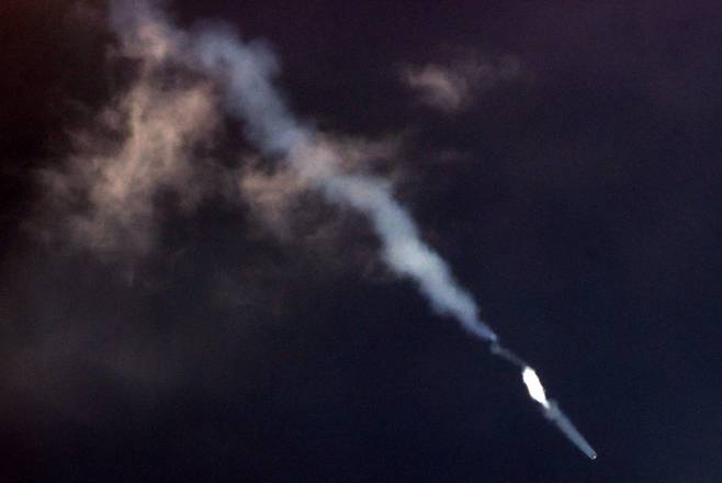 순수 국내 기술로 설계·제작된 한국형 발사체 누리호(KSLV-II)가 21일 오후 전남 고흥군 봉래면 나로우주센터에서 발사돼 성층권으로 향하고 있다. 2010년 3월 개발사업이 시작된 누리호는 1.5t급 실용위성을 지구 저궤도(600∼800km)에 투입하기 위해 제작됐다. 이날 발사에서 과학기술정보통신부(과기정통부)와 한국항공우주연구원(항우연)은 누리호의 3단에 1.5t 모사체 위성(더미 위성)을 탑재했다. 연합뉴스.