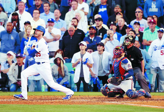 LA다저스의 타자 코디 벨린저가 20일(한국시간) 미국 로스앤젤레스 다저스 스타디움에서 열린 내셔널리그 챔피언십리그 3차전에서 8회 상대 마무리 투수를 상대로 3점 홈런을 쳐내고 있다. AFP연합뉴스