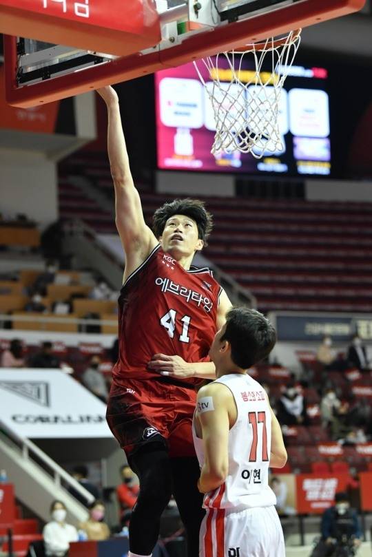 득점하는 '라이언 킹' 오세근
[KBL 제공]