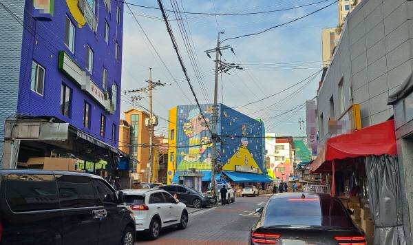 21일 오후 3시께 서울 강동구 천호동 문구완구 거리 모습. 거리 안에 남은 문구완구 상점은 10여곳 남짓이다. [이상현 기자]