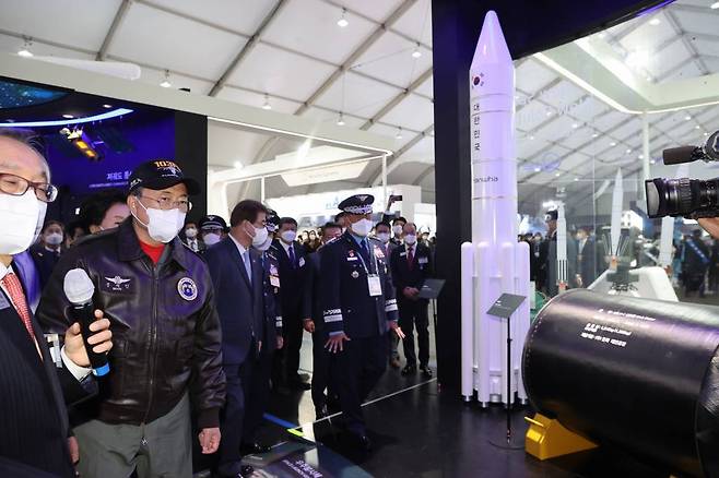 [성남=뉴시스] 전진환 기자 = 문재인 대통령이 20일 경기도 성남시 서울공항에서 열린 2021 서울 국제 항공우주 및 방위산업 전시회에서 신현우 한화 에어로스페이스 대표의 안내를 받으며 한화에어로스페이스 전시장을 관람하고 있다.2021.10.20.