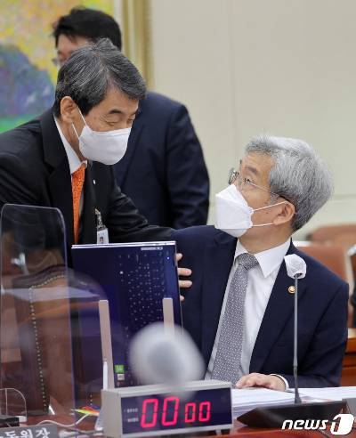 (서울=뉴스1) 오대일 기자 = 고승범 금융위원장(오른쪽)과 이동걸 산업은행 회장(왼쪽)이 21일 서울 여의도 국회에서 열린 정무위원회의 금융위원회, 금융감독원 등에 대한 2021년도 종합국정감사에서 인사를 나누고 있다. 2021.10.21/뉴스1